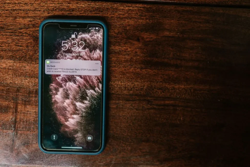 Smartphone posé sur une table, prêt à recevoir les notifications de l'application Mon Bureau Numérique